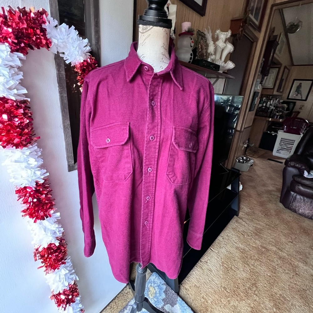 Men’s Vintage Woolrich Classic burgundy wool shirt in size M.